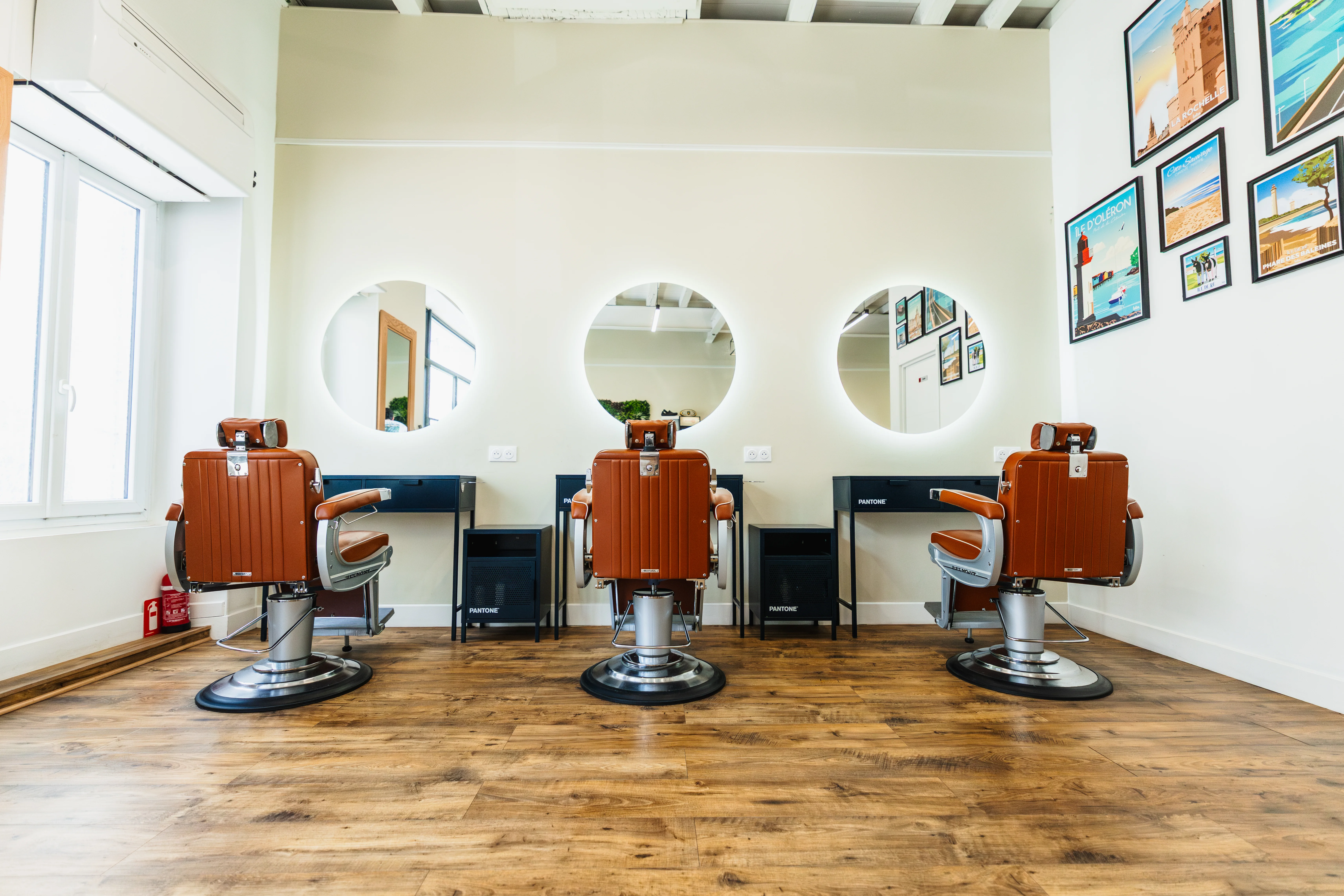 Trois postes — vue frontale